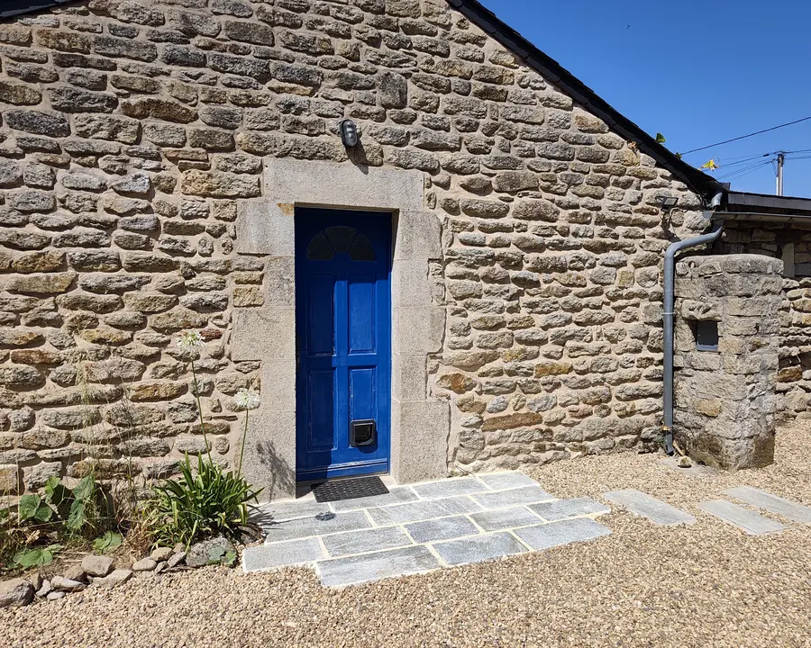 Façade et seuil en pierre locale avec pavage granit, réalisation Amzer Paysage à Pont-l'Abbé