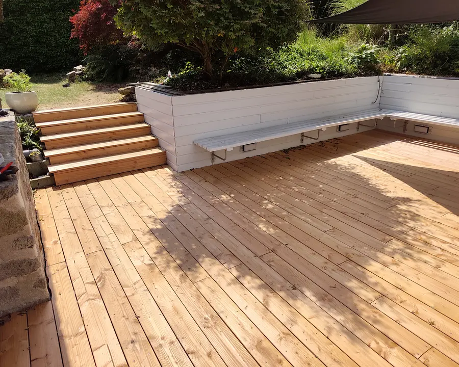 Terrasse en bois avec banquette intégrée réalisée par Amzer Paysage à Quimper